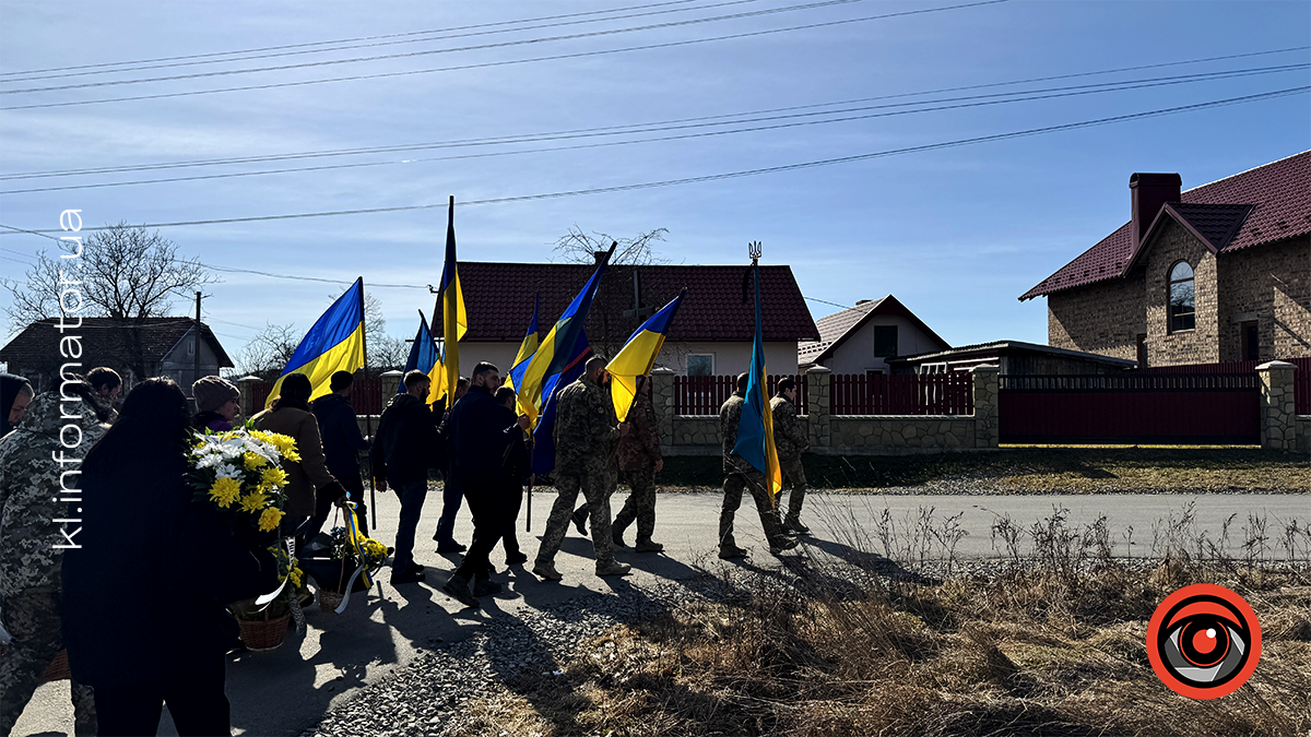 У Воскресінцях на вічний спочинок провели захисника Романа Качелюка 14