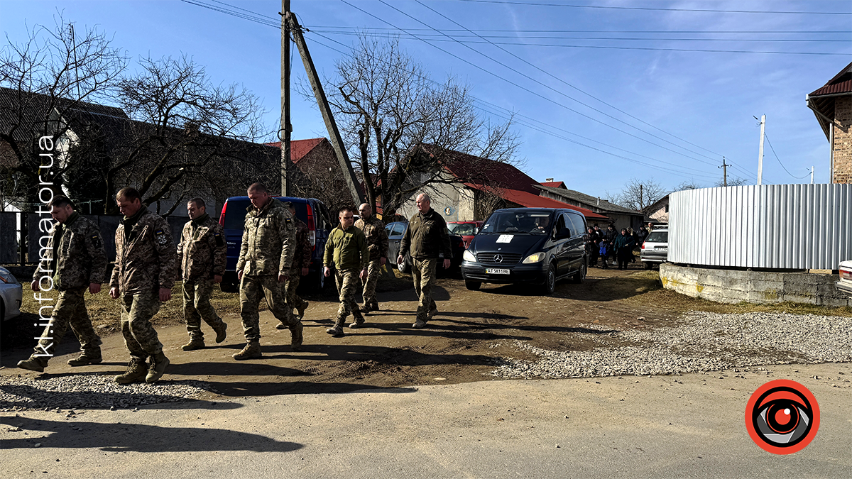 У Воскресінцях на вічний спочинок провели захисника Романа Качелюка 12