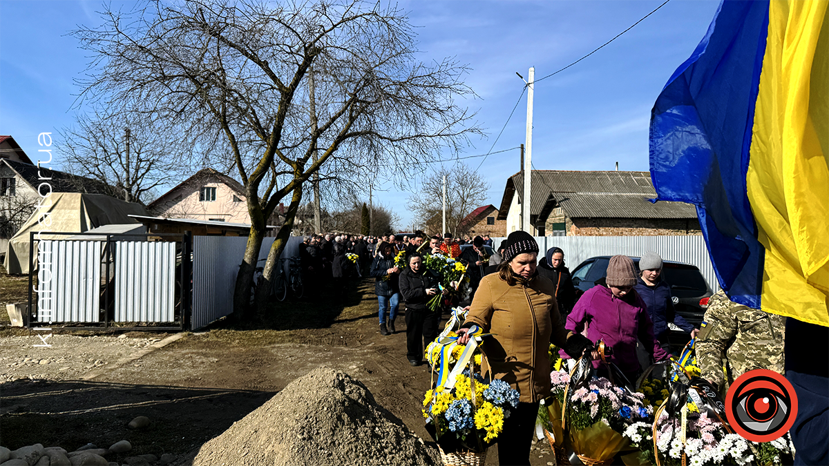 У Воскресінцях на вічний спочинок провели захисника Романа Качелюка 11