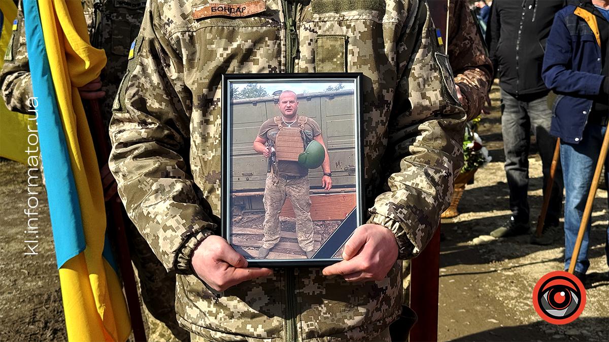 У Воскресінцях на вічний спочинок провели захисника Романа Качелюка 10