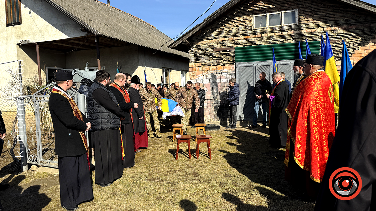 У Воскресінцях на вічний спочинок провели захисника Романа Качелюка 7
