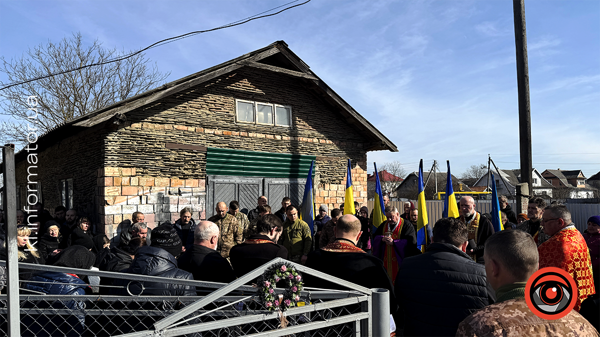 У Воскресінцях на вічний спочинок провели захисника Романа Качелюка 5