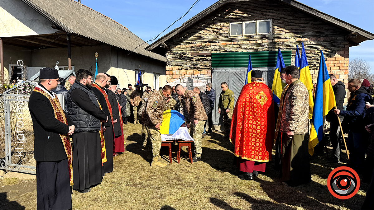 У Воскресінцях на вічний спочинок провели захисника Романа Качелюка 4
