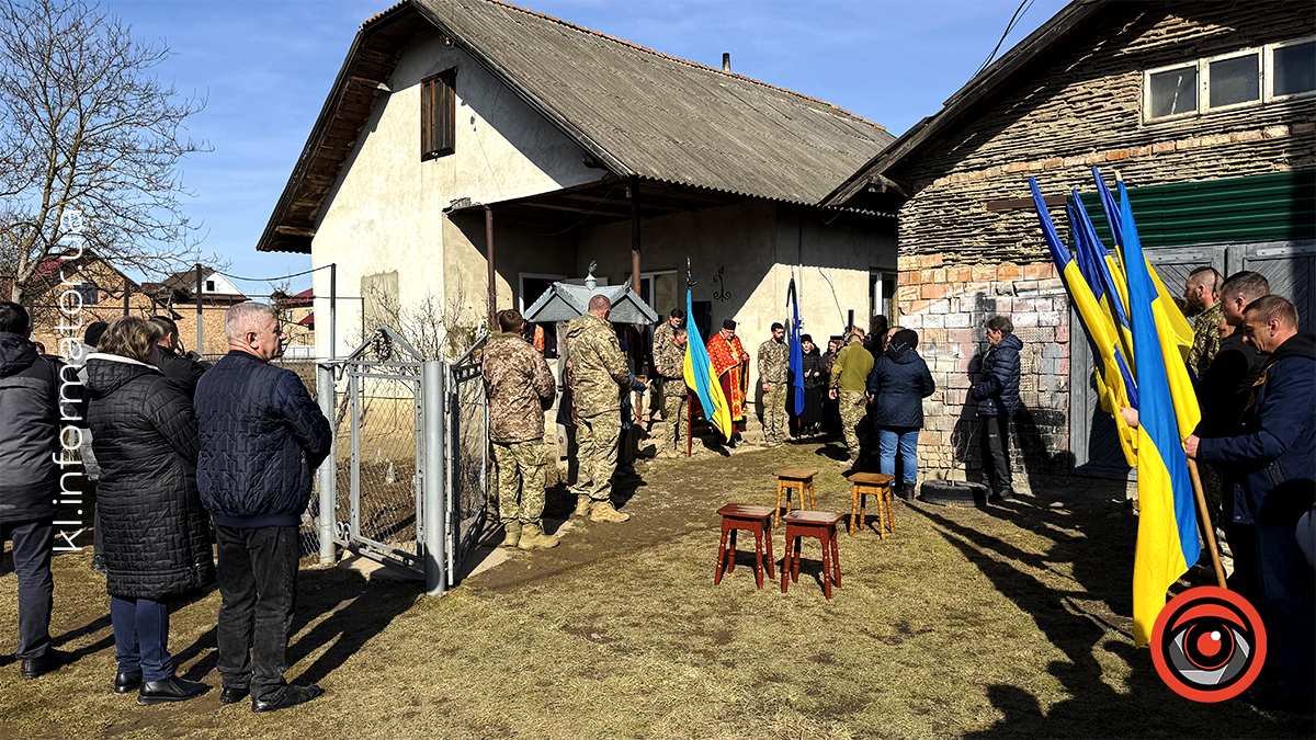 У Воскресінцях на вічний спочинок провели захисника Романа Качелюка 3