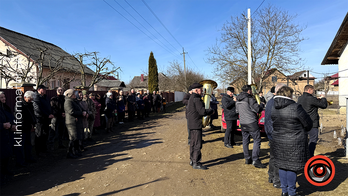 У Воскресінцях на вічний спочинок провели захисника Романа Качелюка 1