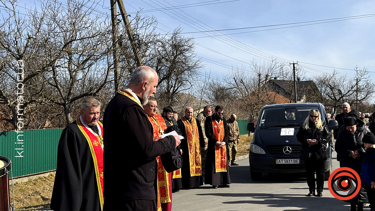 У Воскресінцях на вічний спочинок провели захисника Романа Качелюка 21