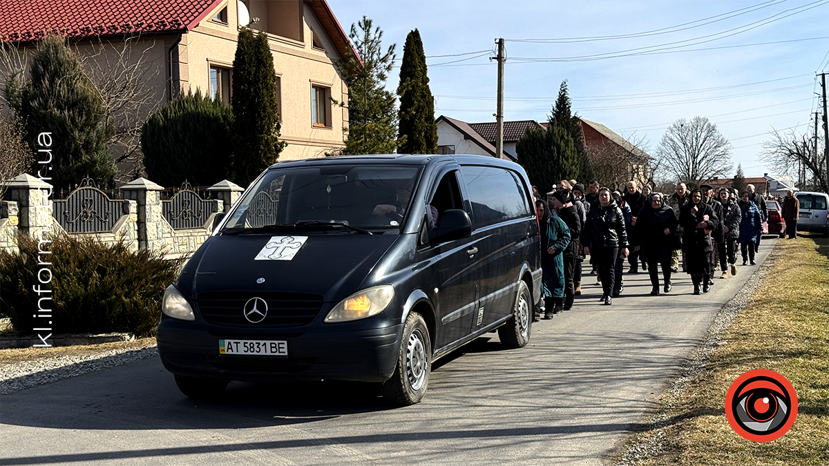 У Воскресінцях на вічний спочинок провели захисника Романа Качелюка 19