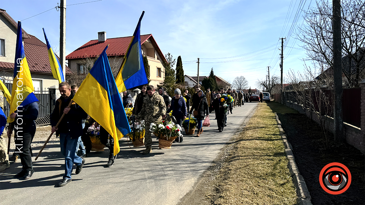 У Воскресінцях на вічний спочинок провели захисника Романа Качелюка 18