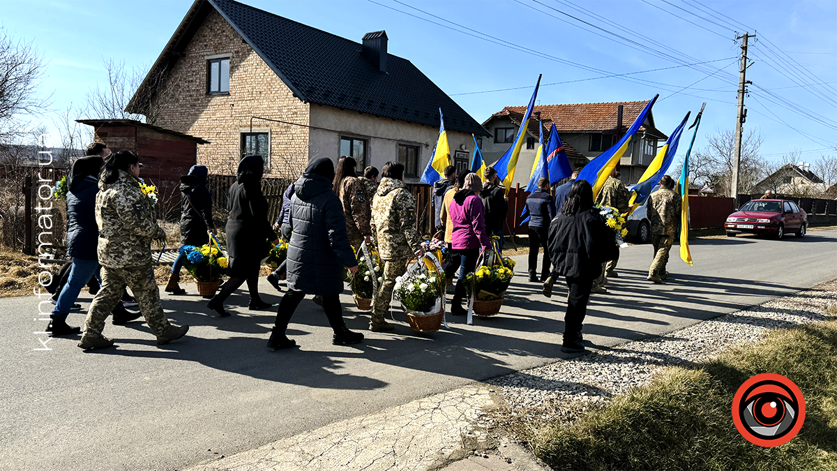 У Воскресінцях на вічний спочинок провели захисника Романа Качелюка 17