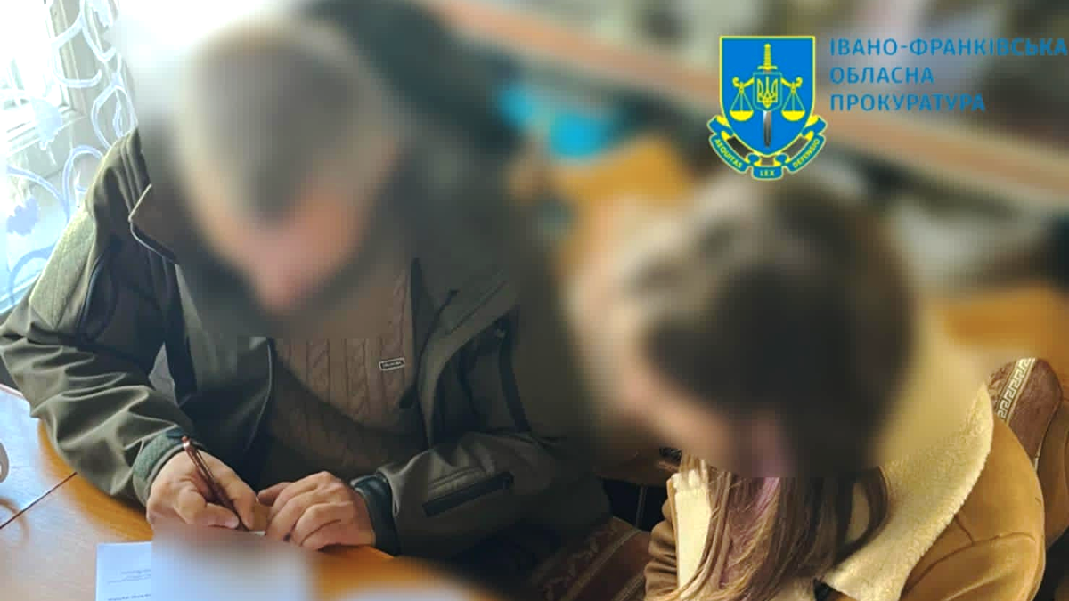 Керівник одного з лісгоспів Прикарпаття продавав деревину за збитковою ціною, що привело до матеріальної шкоди в 4 мільйони