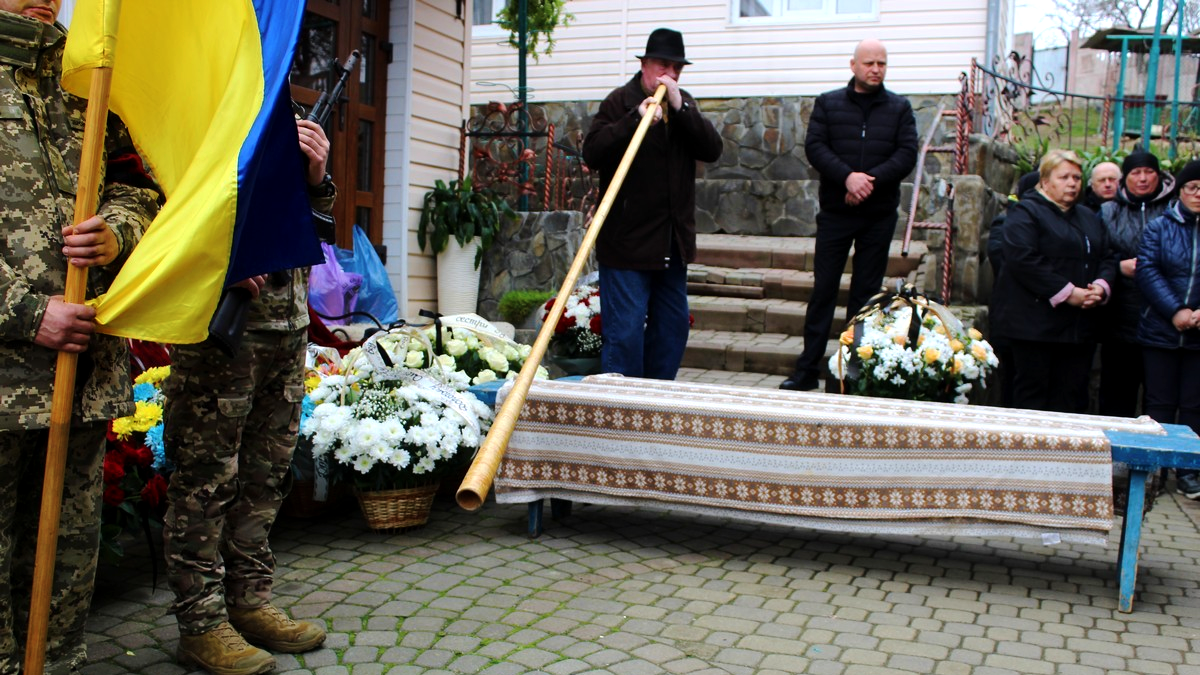У Делятині в останню дорогу провели воїна Олександра Уманця 2