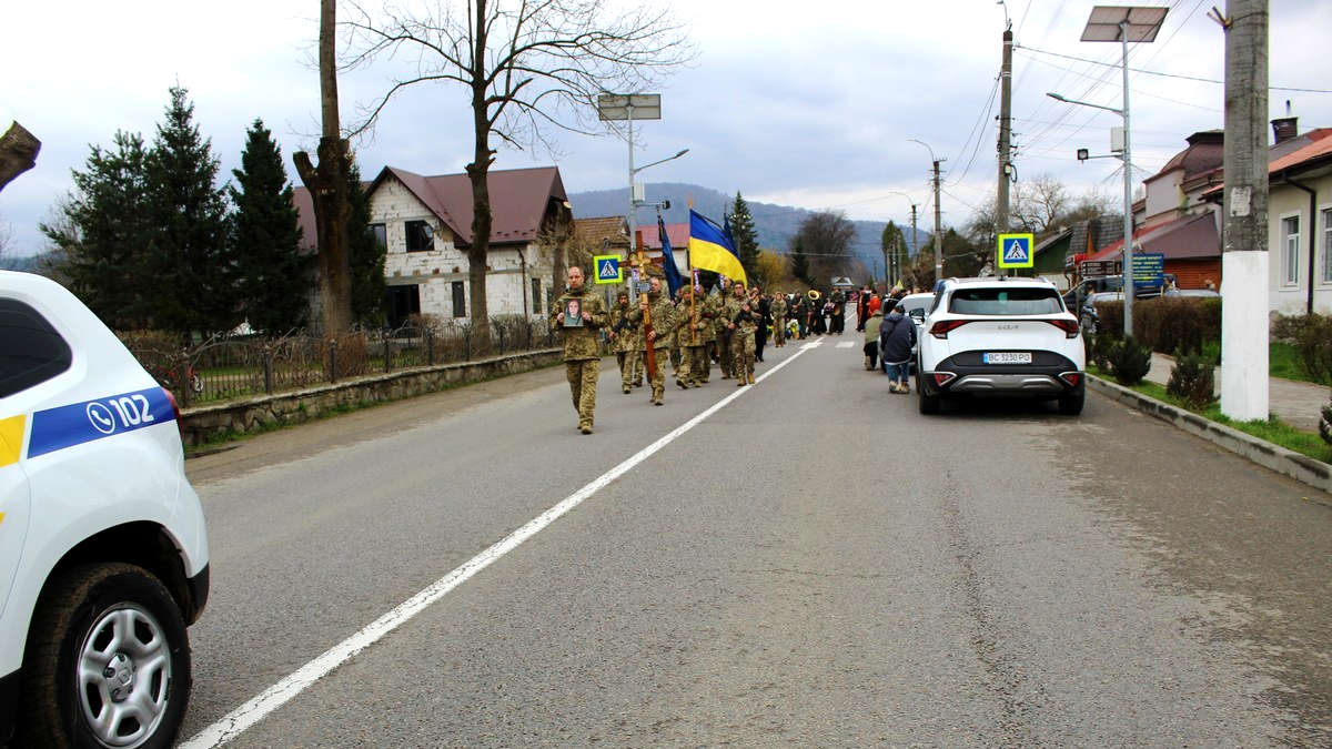 У Делятині в останню дорогу провели воїна Олександра Уманця 7