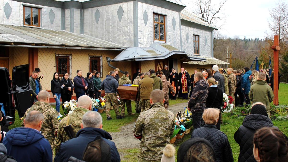 У Делятині в останню дорогу провели воїна Олександра Уманця 8
