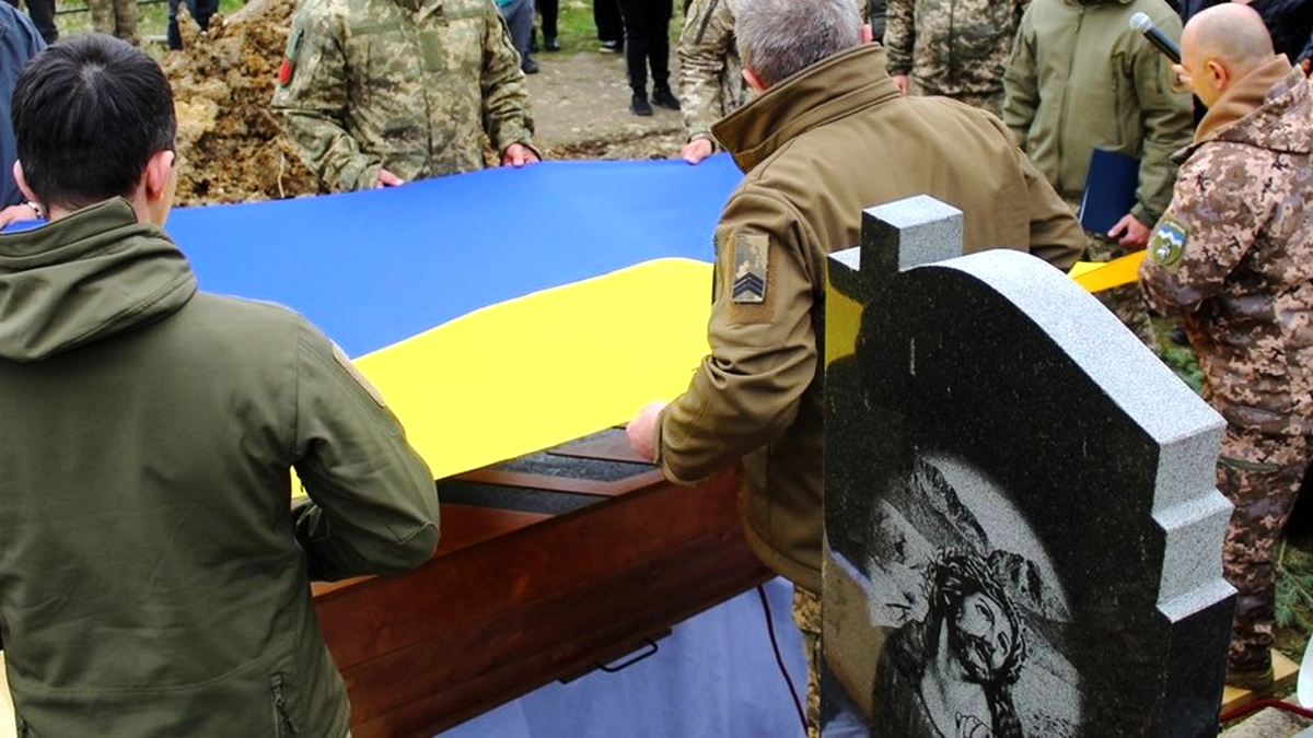 У Делятині в останню дорогу провели воїна Олександра Уманця 9