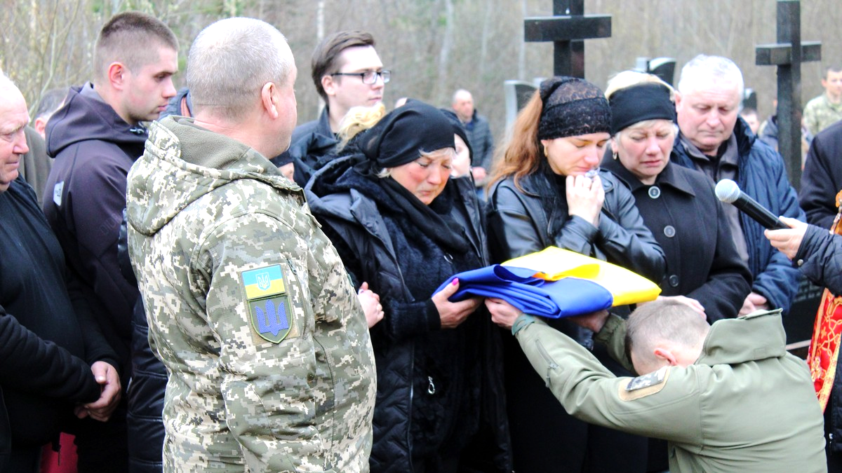 У Делятині в останню дорогу провели воїна Олександра Уманця