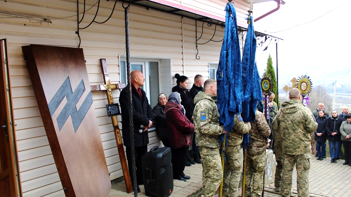У Делятині в останню дорогу провели воїна Олександра Уманця 1