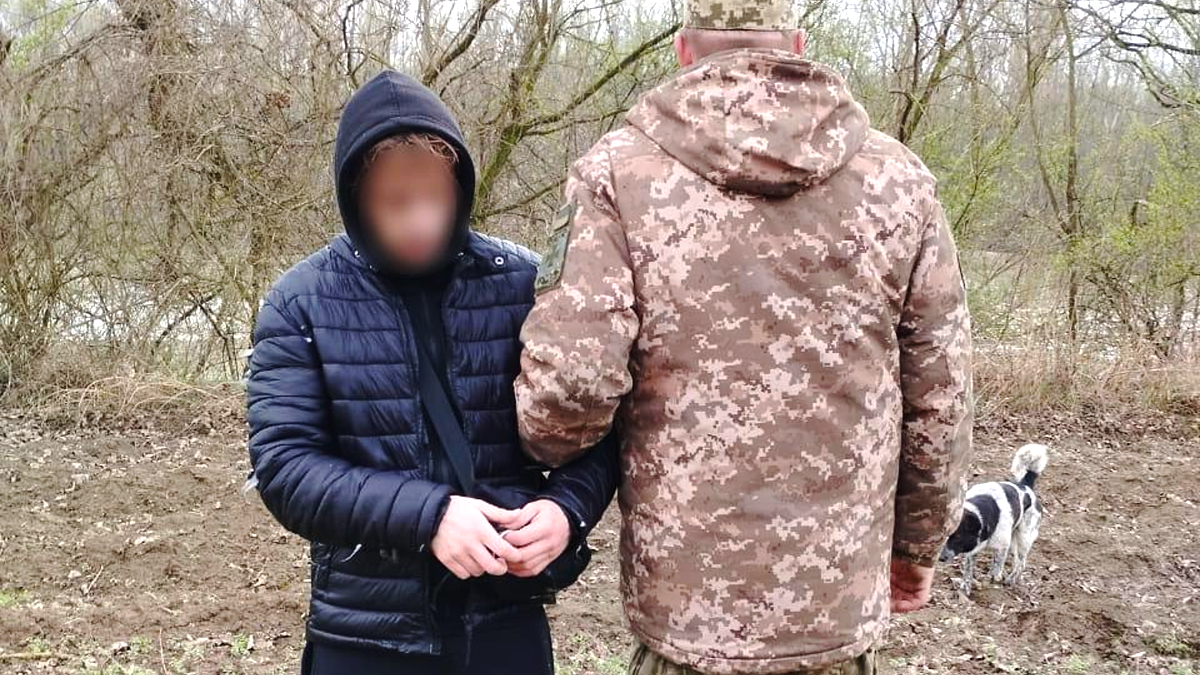 Пробив човен та ледь не втонув у Тисі: прикордонники врятували військовозобов'язаного 1