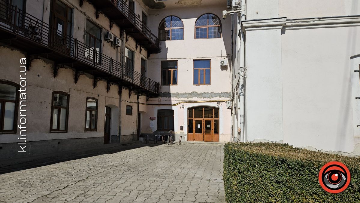 Мінування ратуші: невідомі сповістили про небезпеку у будівлі Коломийської міськради, та це виявилось фейком 1