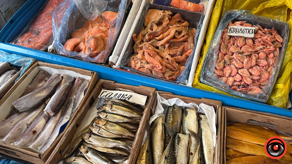 Скільки коштують риба та морепродукти на ринку Коломиї 1