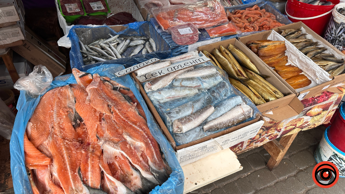 Скільки коштують риба та морепродукти на ринку Коломиї 3