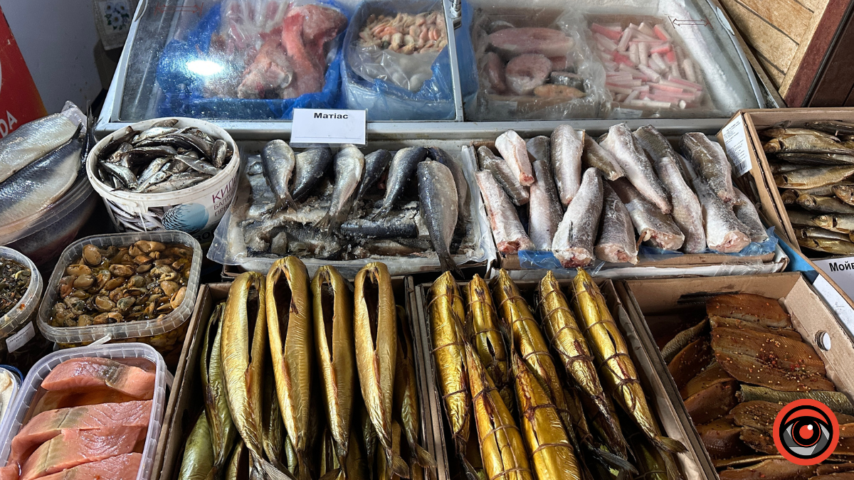 Скільки коштують риба та морепродукти на ринку Коломиї 4