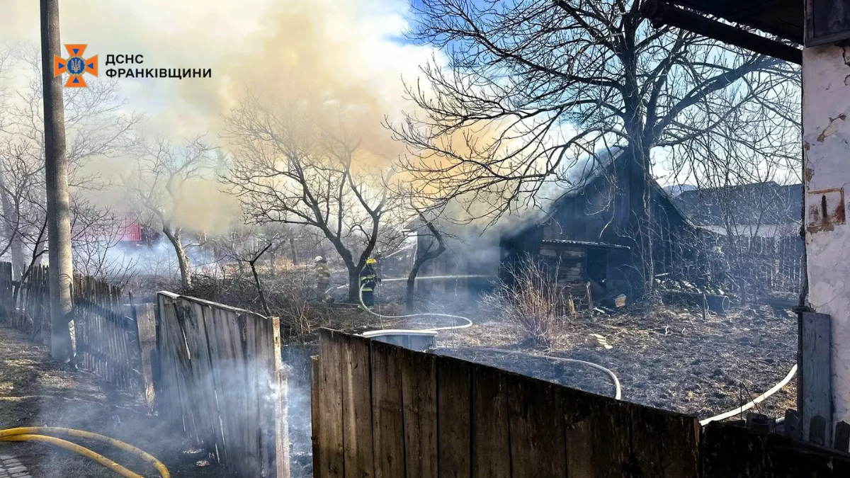 На Прикарпатті не вщухають пожежі сухої трави 3