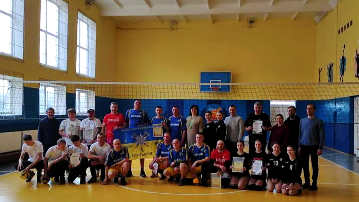 У Коломиї ветерани та військовослужбовці-едельвейси змагалися у турнірі з волейболу 8