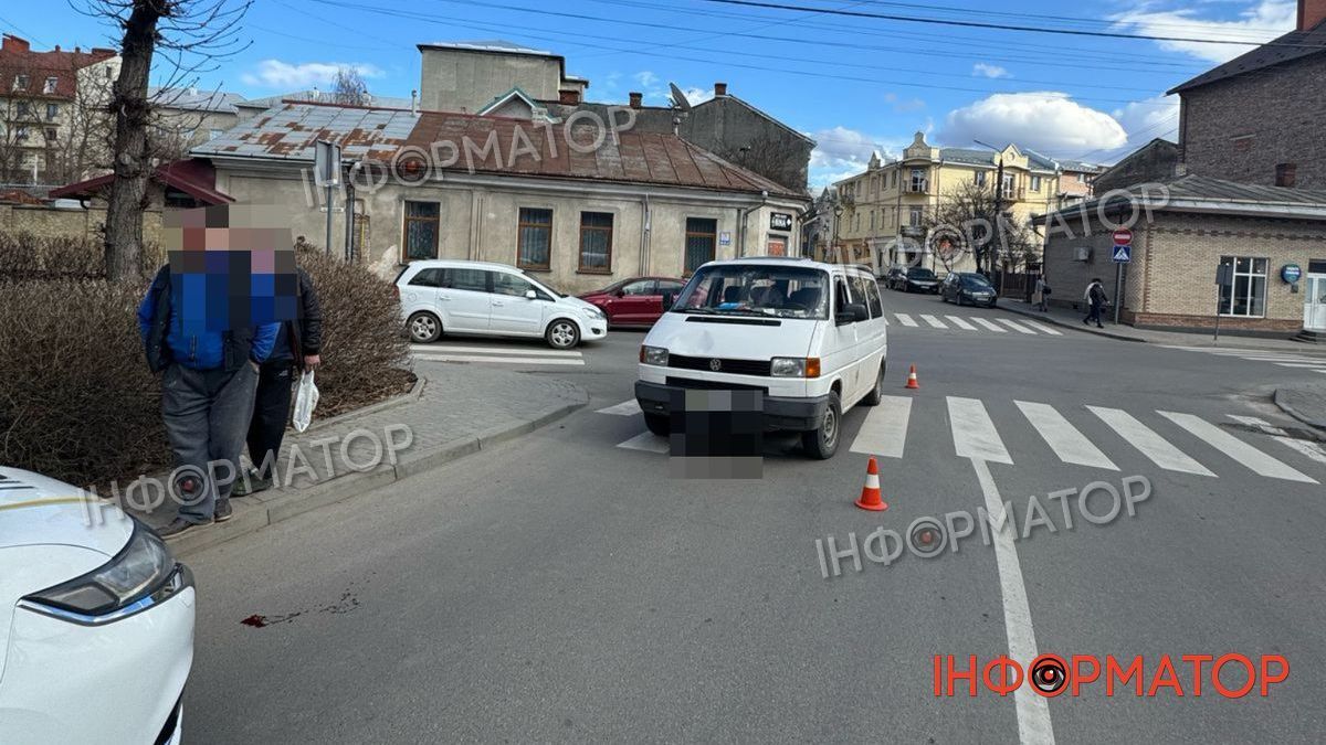 У Коломиї жінку на зебрі збив фургон