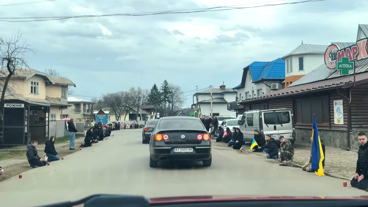 На вічний спочинок у рідний Рожнів повернувся захисник Ігор Погребенник 4