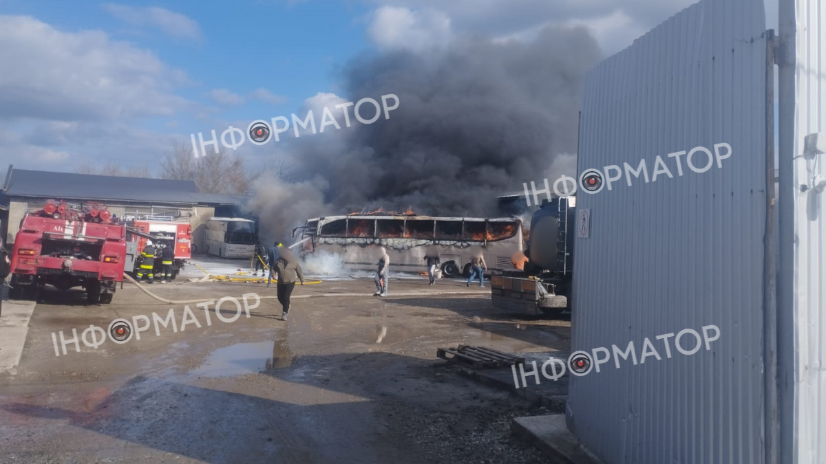 На Снятинщині загорівся автобус 1