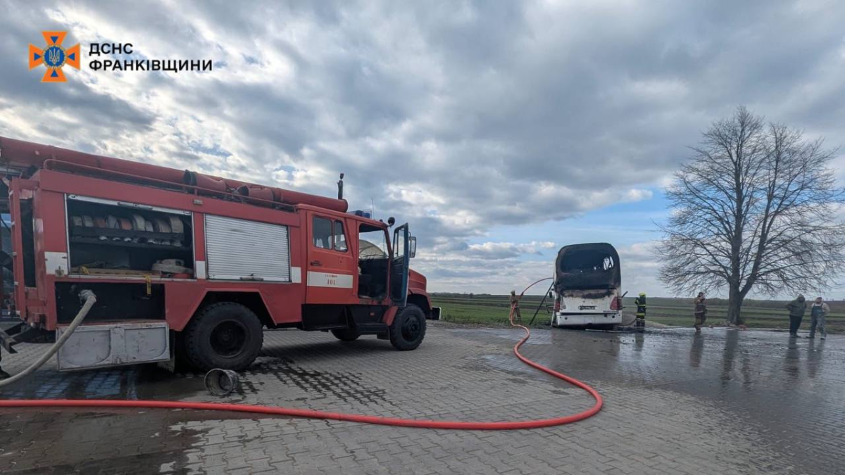 Горіли одразу два автобуси: деталі пожежі на Снятинщині 3