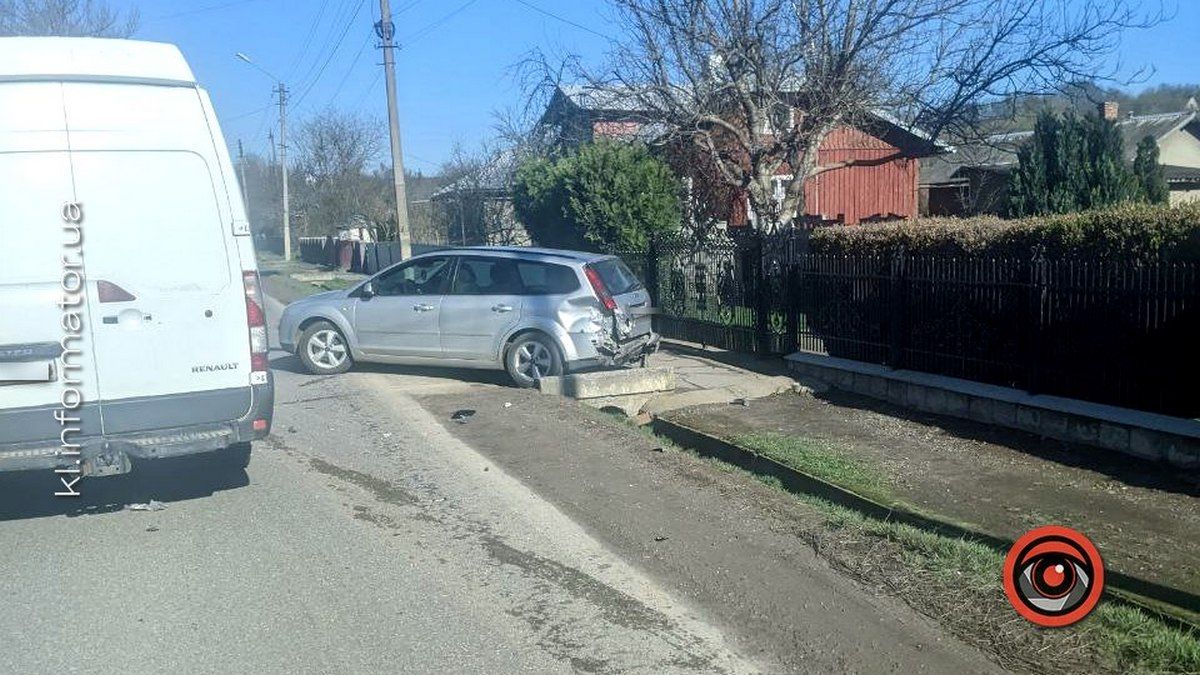 Під Снятином трапилась аварія, рух ускладнено 1