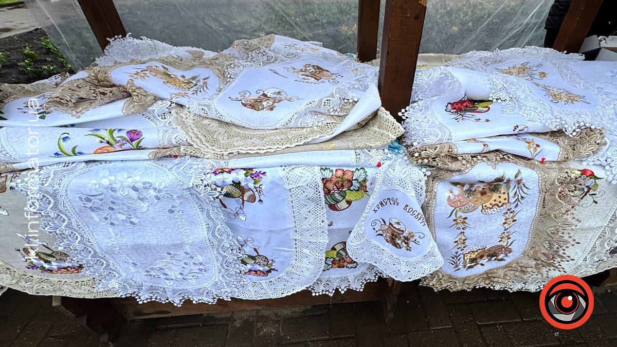 Скільки коштують свічки та серветки для великоднього кошика на ярмарку в Коломиї 5