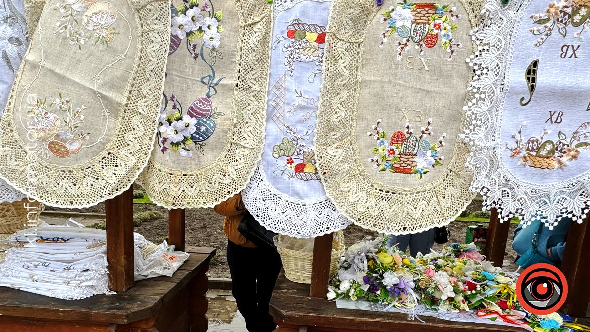 Скільки коштують свічки та серветки для великоднього кошика на ярмарку в Коломиї 4