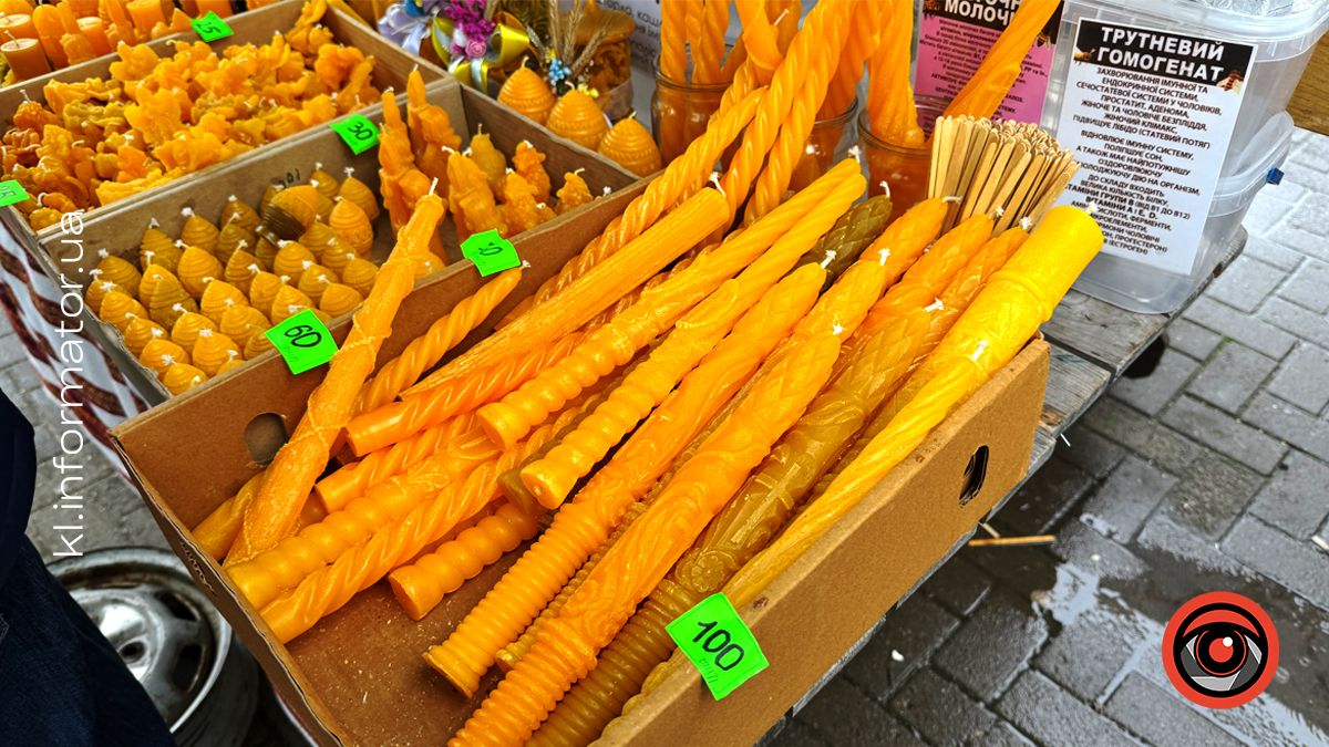 Скільки коштують свічки та серветки для великоднього кошика на ярмарку в Коломиї 3