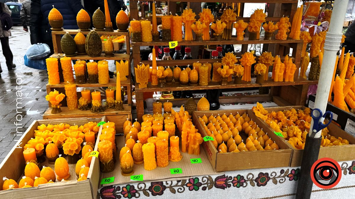 Скільки коштують свічки та серветки для великоднього кошика на ярмарку в Коломиї 1