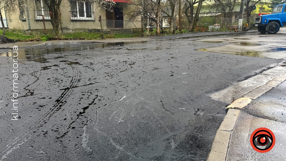 На вулиці Ковцуняка у Коломиї шмат дороги асфальтували під час дощу. Що кажуть комунальники? 4