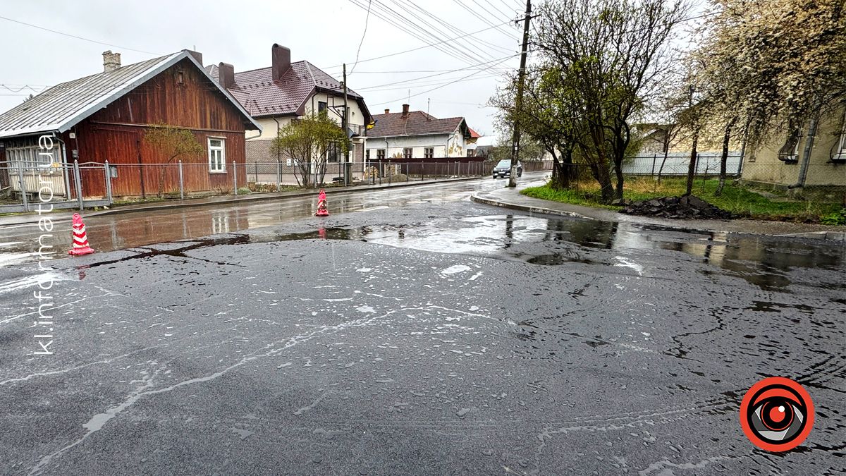 На вулиці Ковцуняка у Коломиї шмат дороги асфальтували під час дощу. Що кажуть комунальники? 3