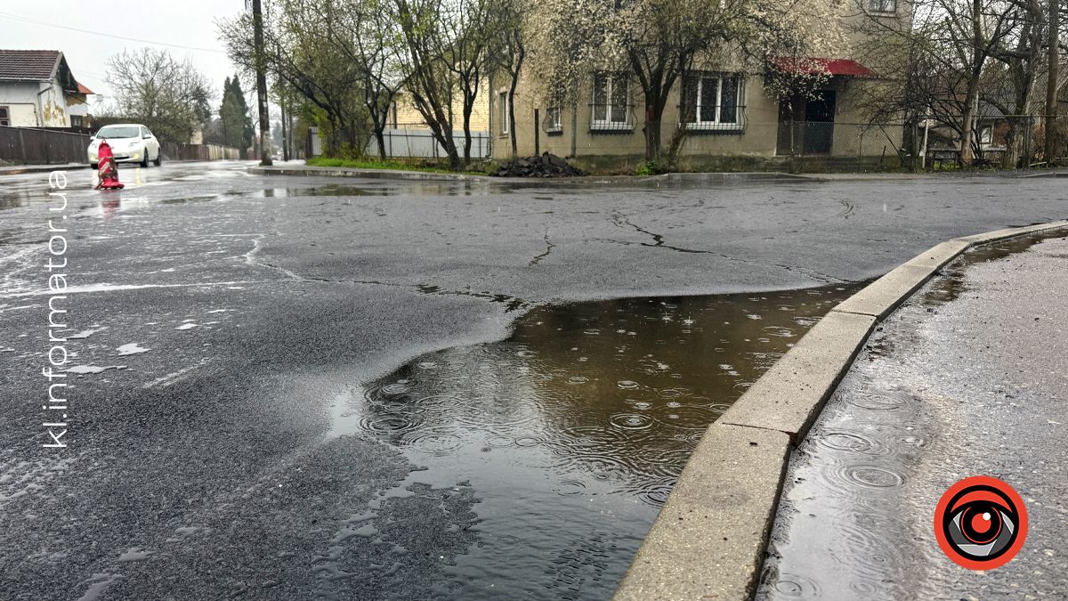 На вулиці Ковцуняка у Коломиї шмат дороги асфальтували під час дощу. Що кажуть комунальники? 2