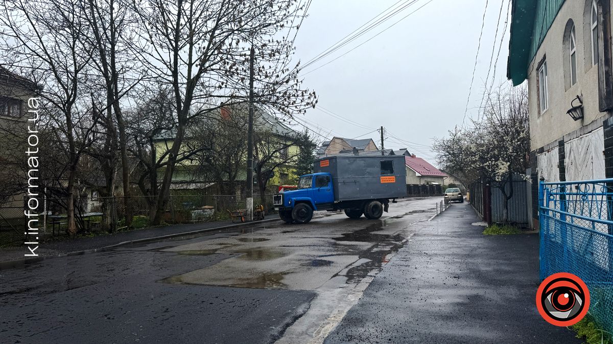 На вулиці Ковцуняка у Коломиї шмат дороги асфальтували під час дощу. Що кажуть комунальники? 1
