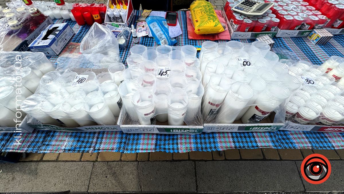 Яка вартість лампадок, свічок та квітів для кладовища у Коломиї 5