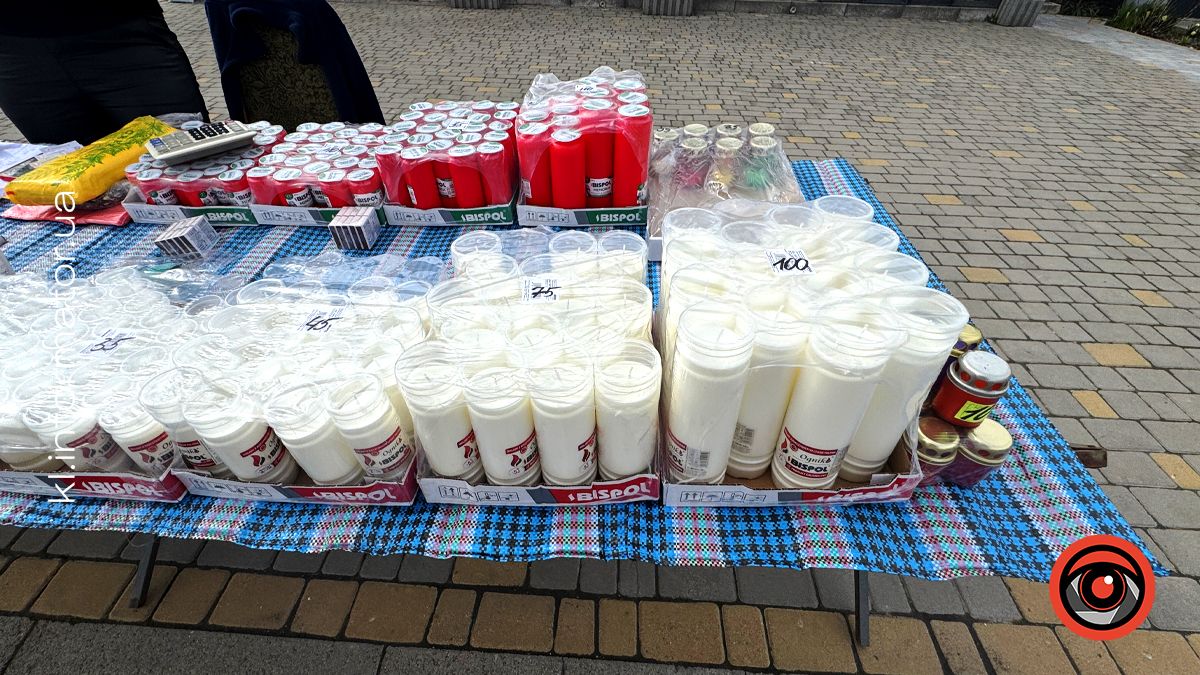 Яка вартість лампадок, свічок та квітів для кладовища у Коломиї 3