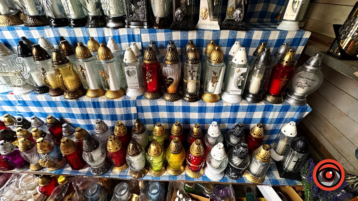 Яка вартість лампадок, свічок та квітів для кладовища у Коломиї 2