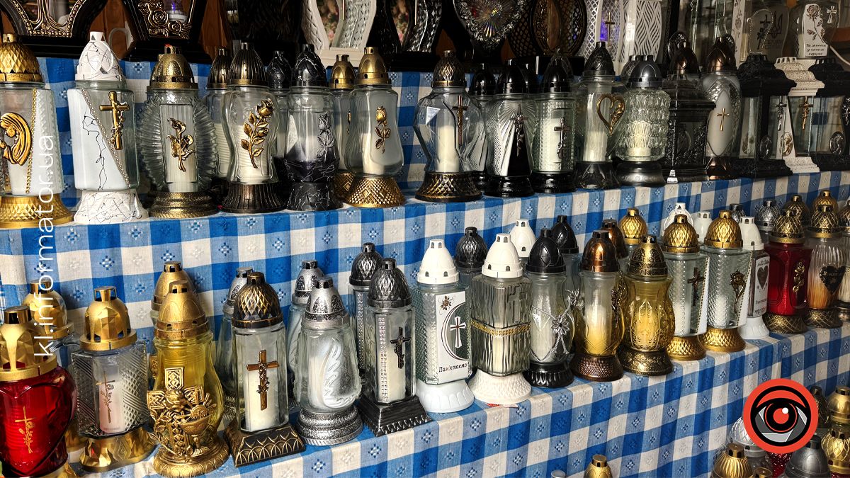 Яка вартість лампадок, свічок та квітів для кладовища у Коломиї 1