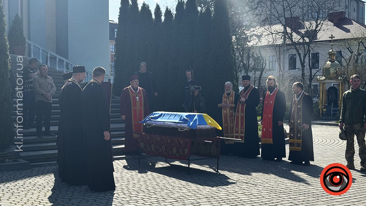 На вічний спочинок у Коломию повернувся воїн Сергій Хріновський 4