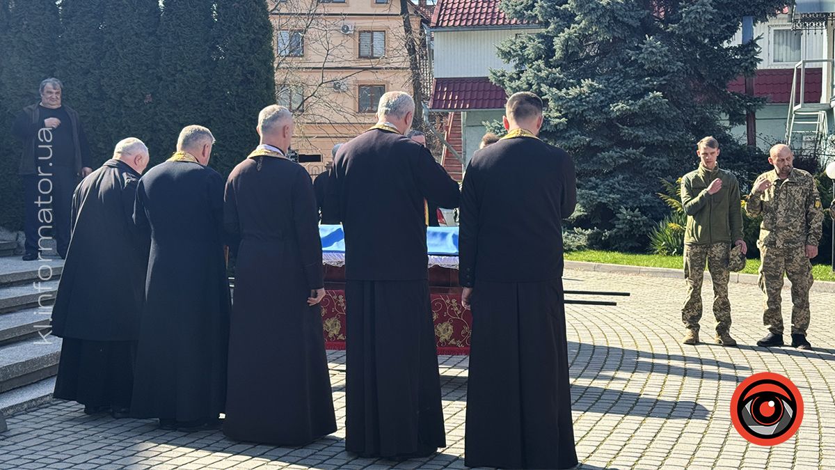 На вічний спочинок у Коломию повернувся воїн Сергій Хріновський 5