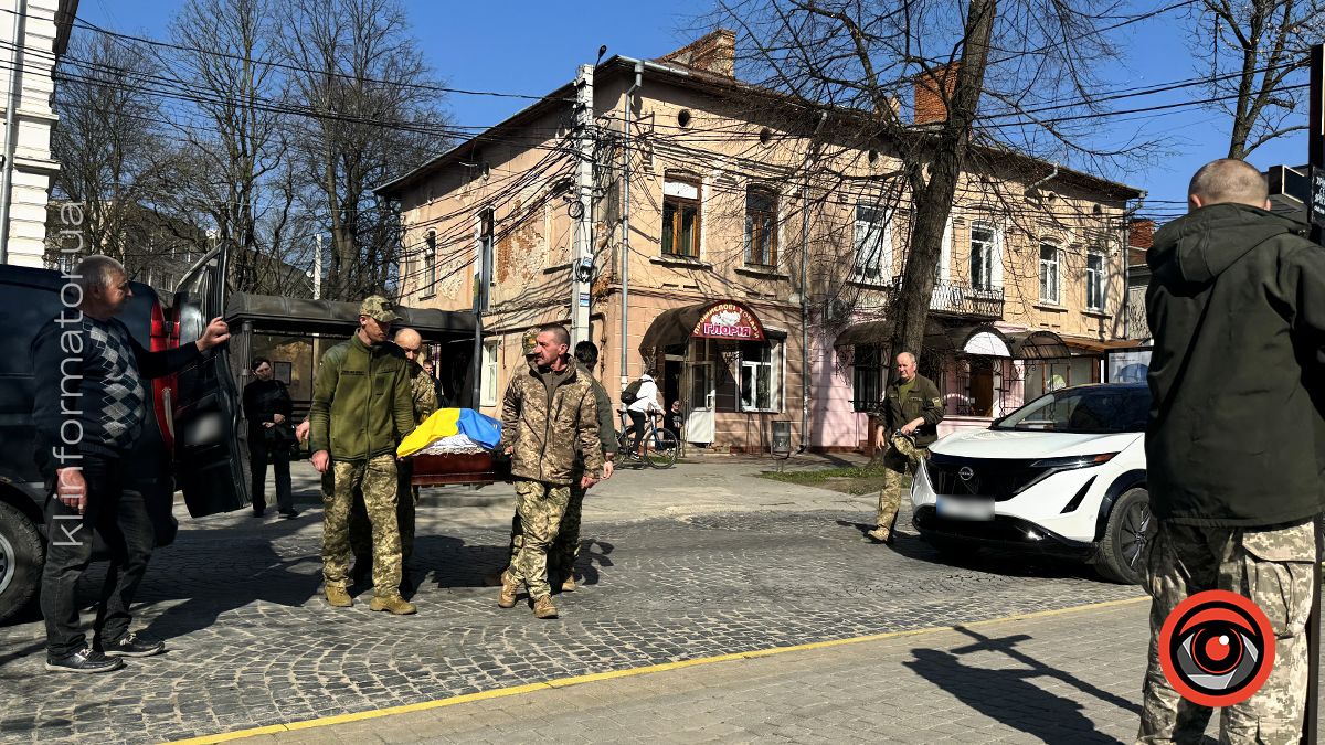 На вічний спочинок у Коломию повернувся воїн Сергій Хріновський 3