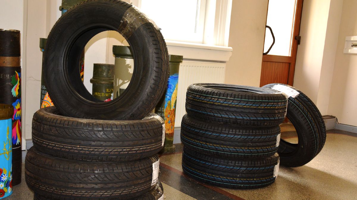 Надвірнянська громада передала партію обладнання захисникам 1