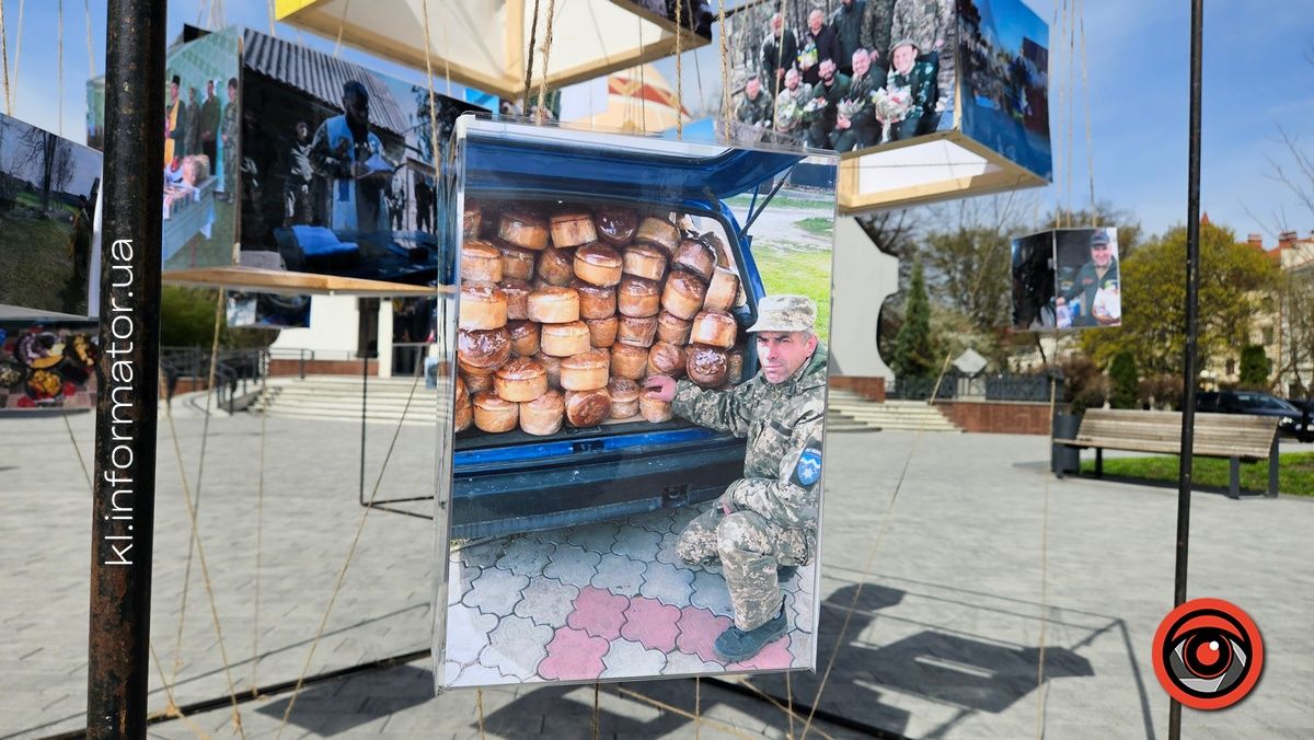 На площі перед музеєм у Коломиї встановили інсталяцію на тему Великодня на фронті 5