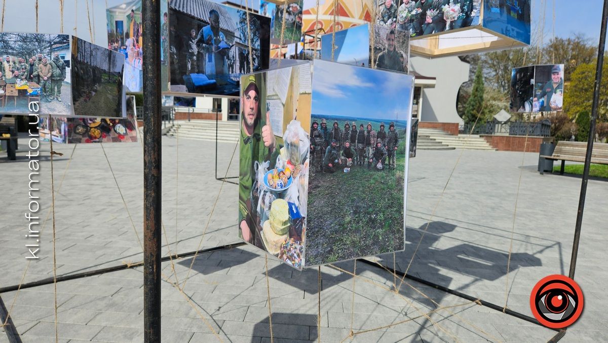 На площі перед музеєм у Коломиї встановили інсталяцію на тему Великодня на фронті 3